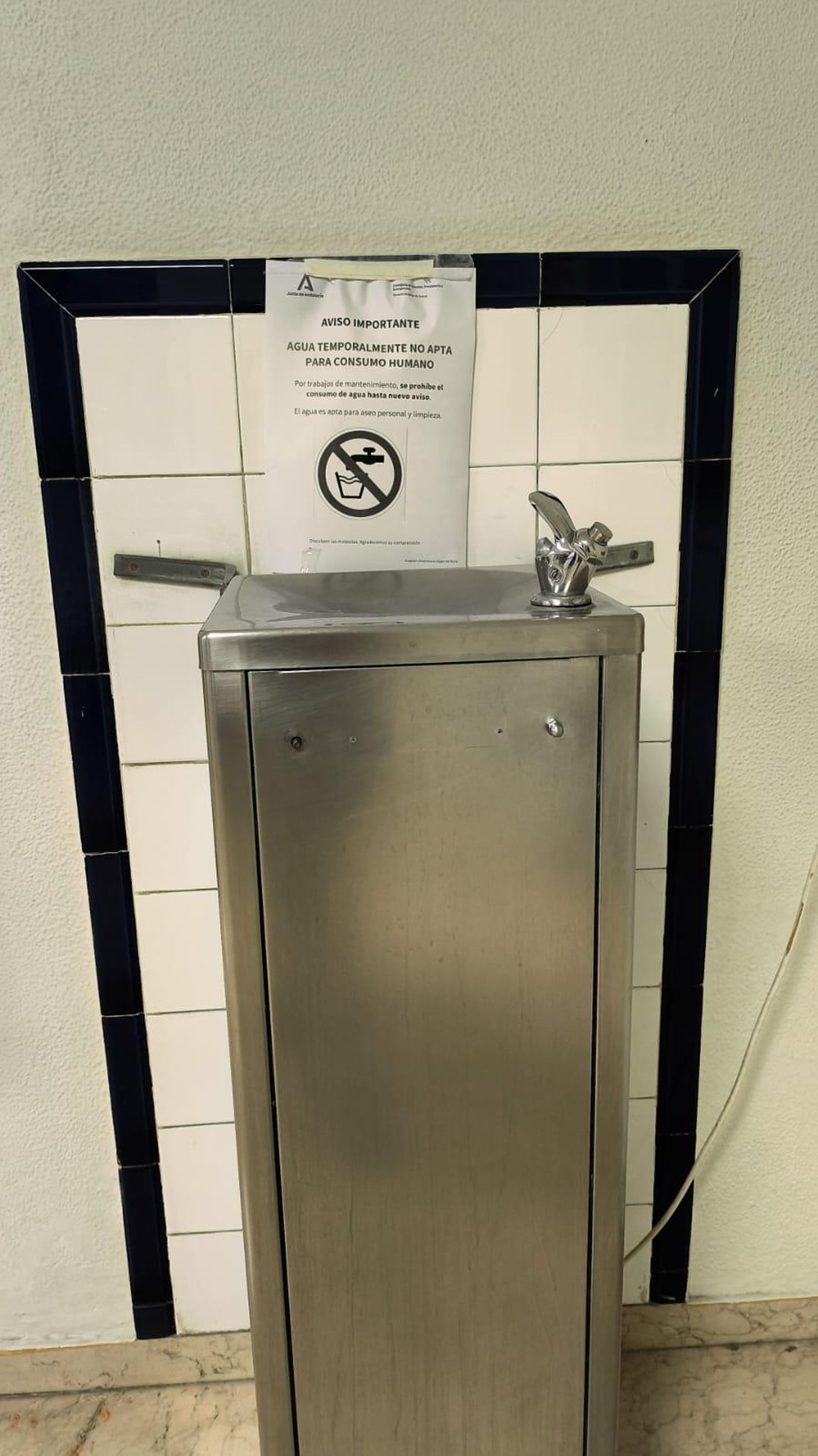 Imagen de uno de los carteles en hospital que advertía de que el agua no era apta para el consumo.