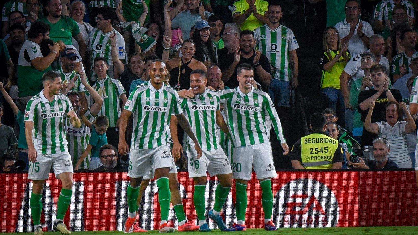 Natan acude a celebrar el gol de su compatriota Vitor Roque.