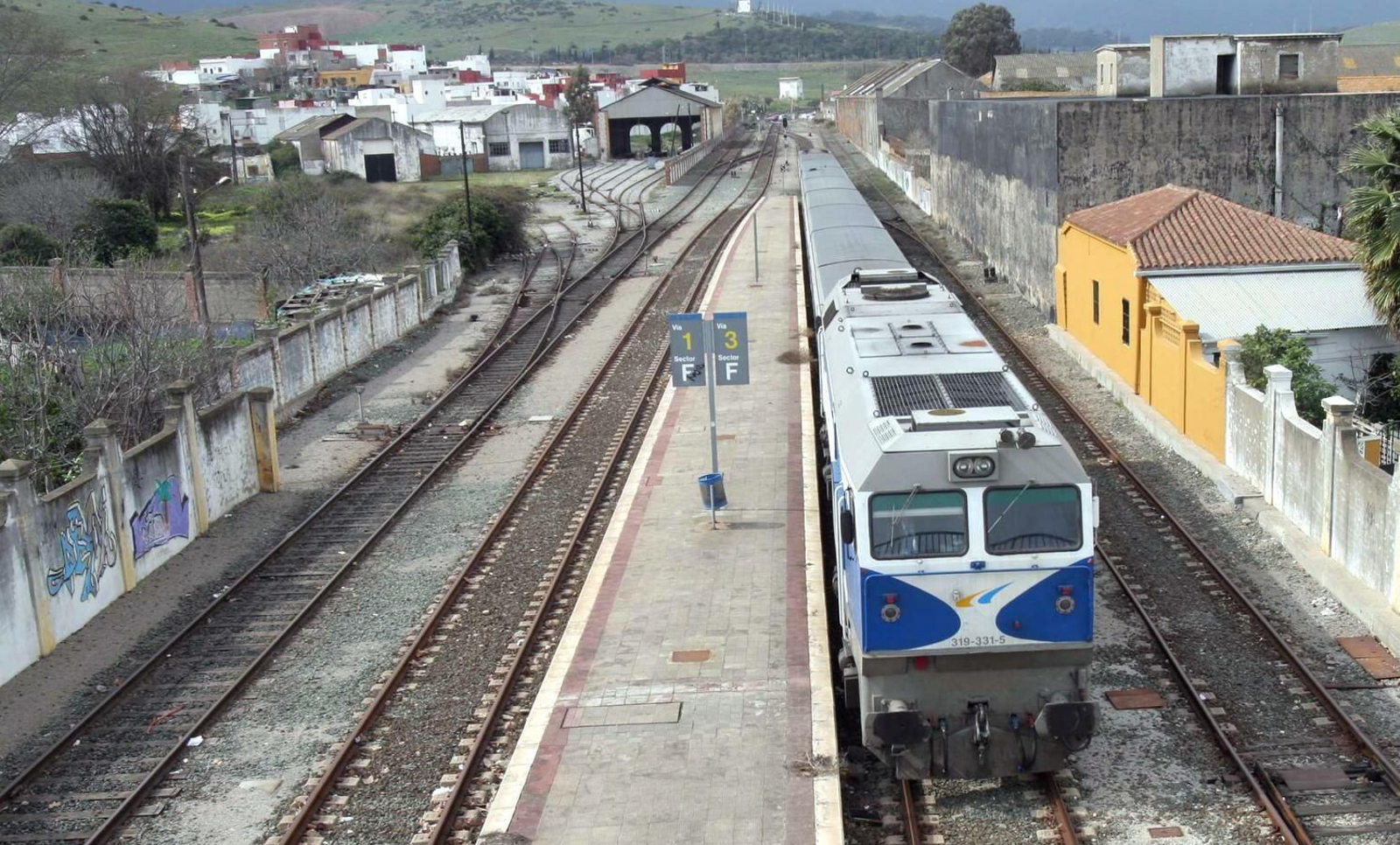 Un tren en la estación de Algeciras. Un tren en la estación de Algeciras.
