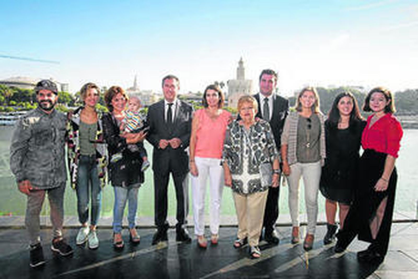 Las responsables de Pulseras Rosas con Espadas, Junior y La Flaca.