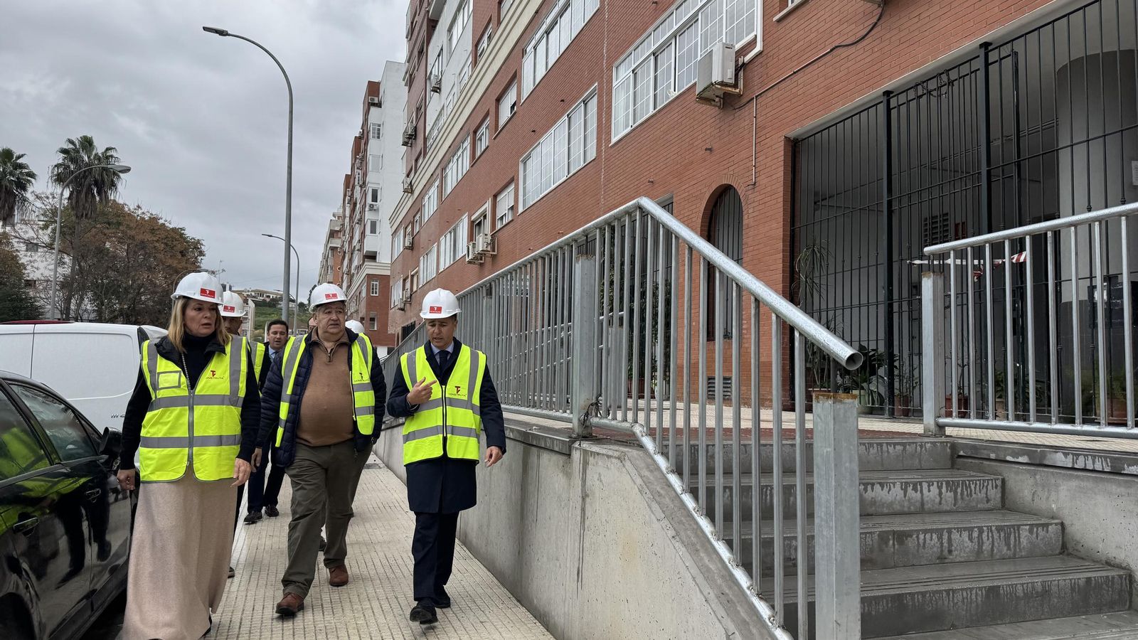 Pilar Miranda, Carmelo Merchán y Felipe Arias en las obras de la barriada Nuevo Molino.