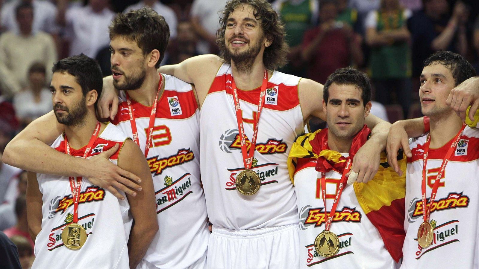 Navarro, Marc Gasol, Pau Gasol, Carlos Cabezas y Sergio Llull, tras el oro en el Europeo 2009.