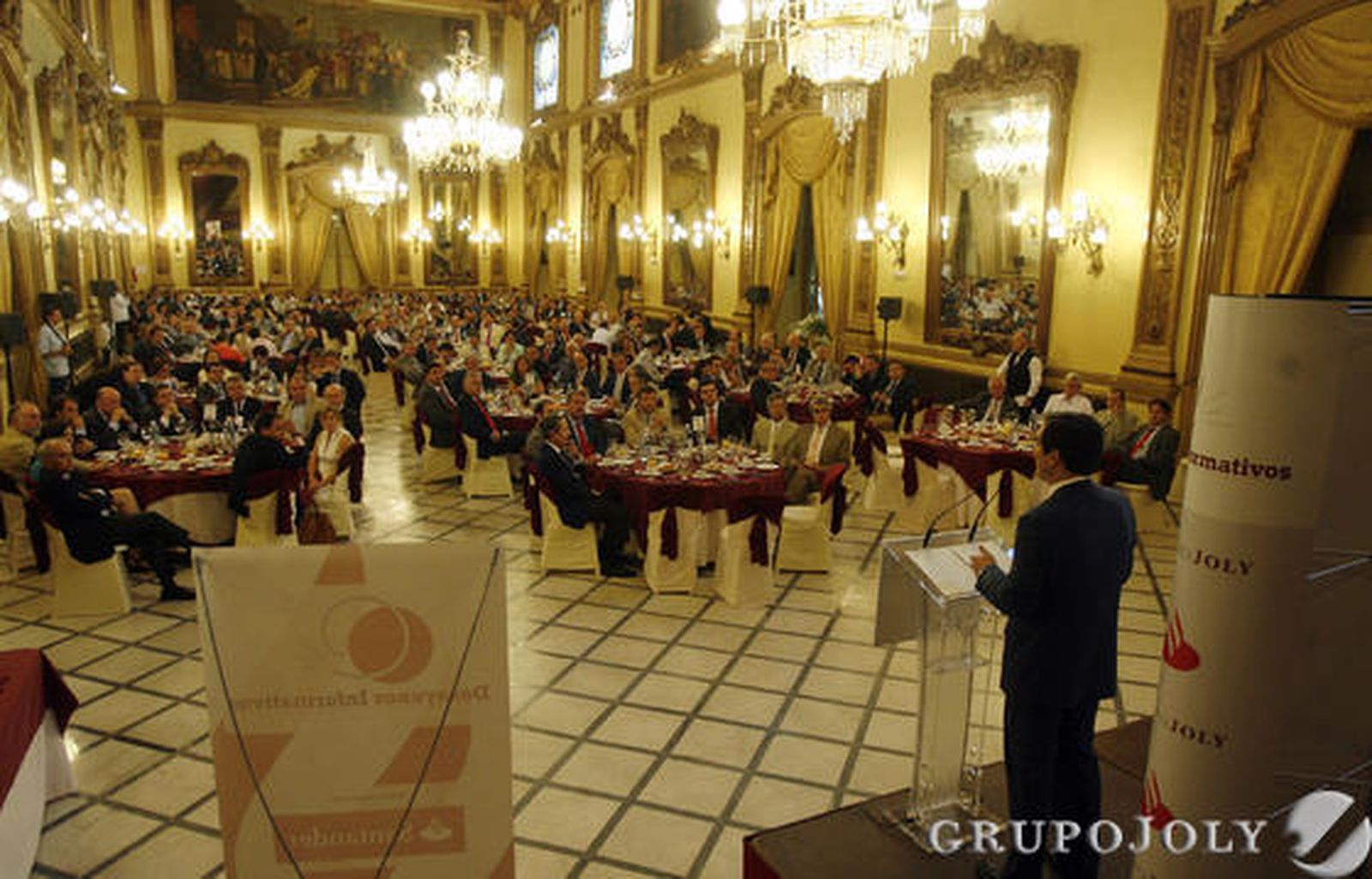 Aspecto que presentaba el salón del Círculo de la Amistad ante la intervención de Nieto.

Foto: O. Barrionuevo / J. Martinez