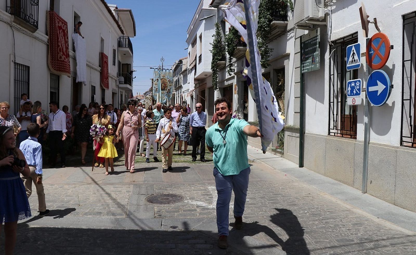 José Antonio Serena mueve la bandera de Jesús Nazareno en la procesión del Corpus.
