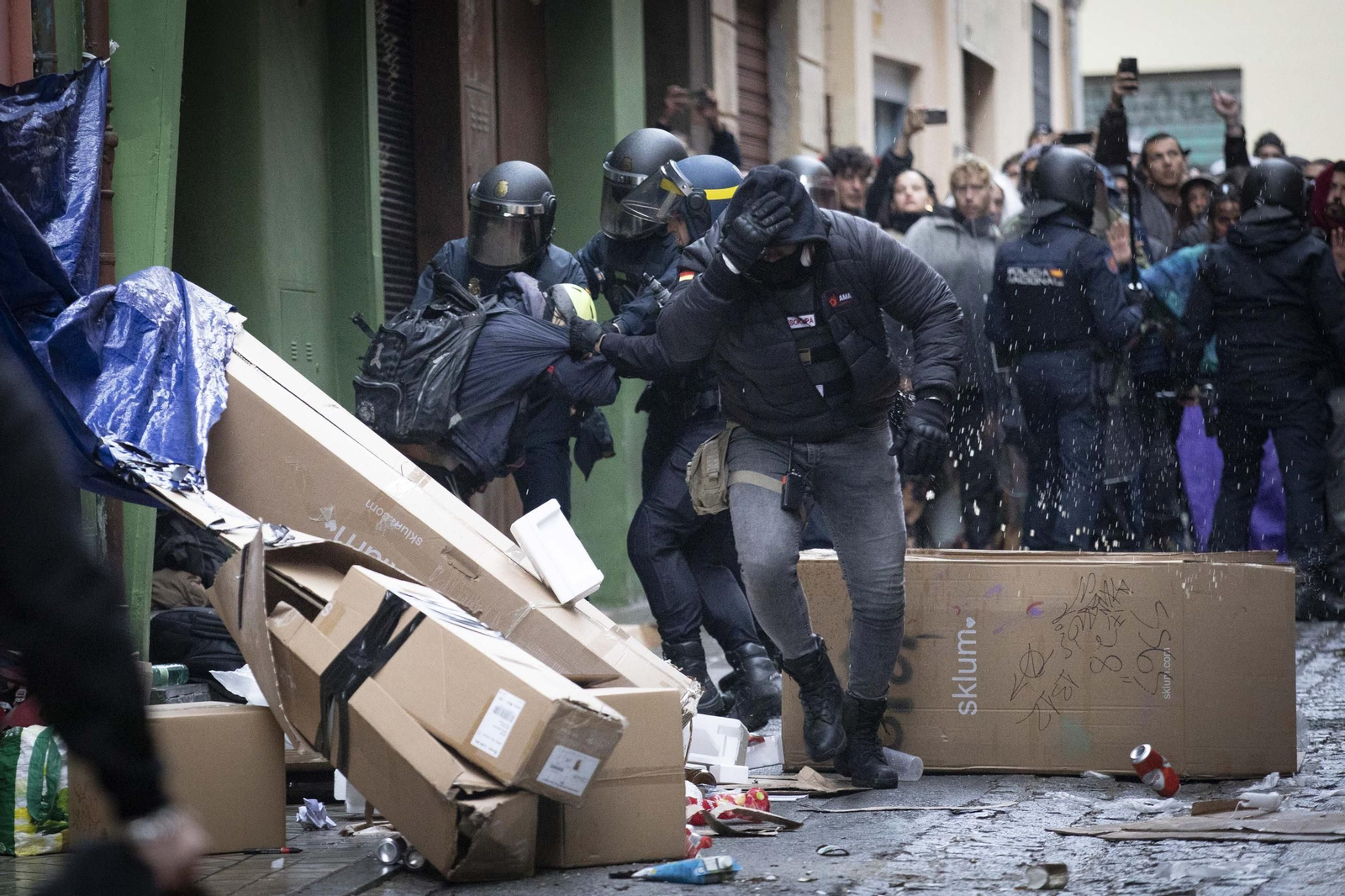 Todas las imágenes de la intervención policial contra unos okupas en Granada: tensión, detenidos y un herido