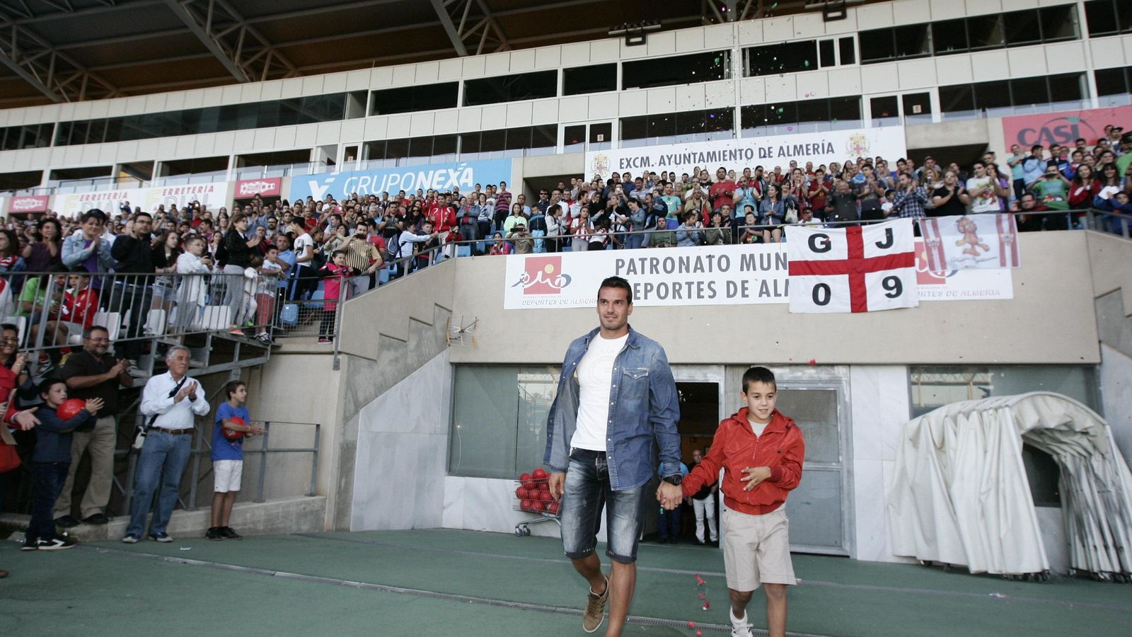 Esteban junto a su hijo menor el día de su despedida como rojiblanco, un 22 de mayo de 2014