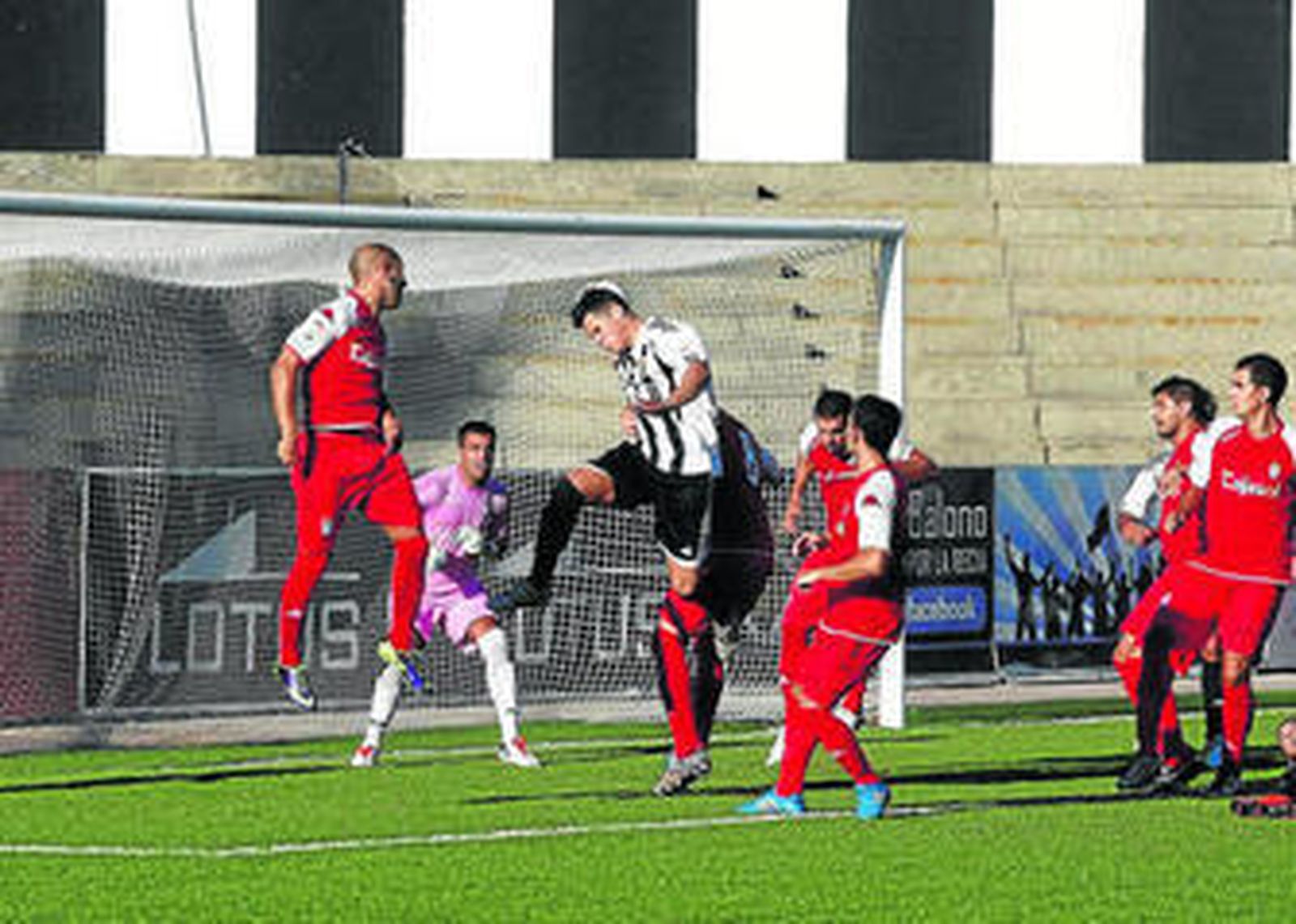 Labra intenta rematar de cabeza ayer en el estadio Municipal de La Línea.