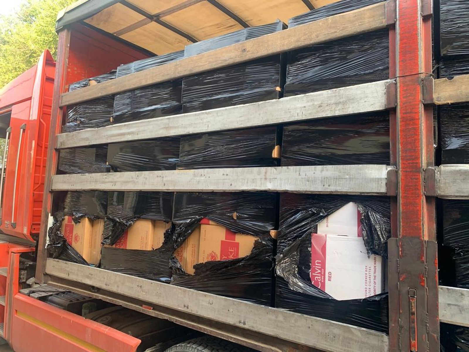 Detenidos cuando transportaban en un camión 150.000 cajetillas de tabaco de contrabando