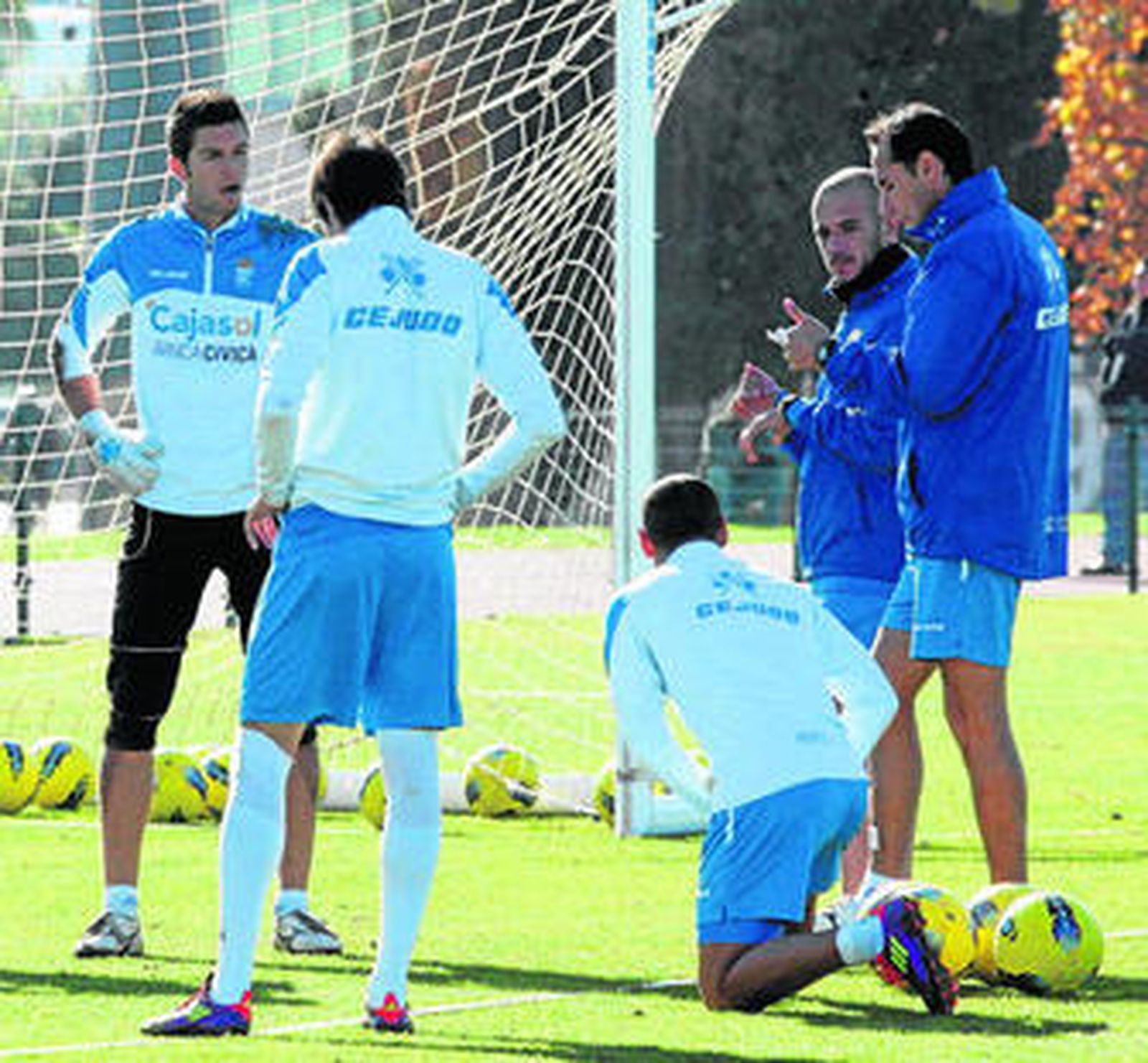 Moreno dialoga con sus jugadores en la sesión de ayer.