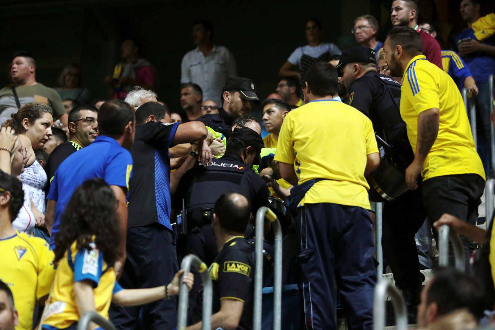 La Policía acudió durante la primera mitad a Fondo Sur para asistir a un aficionado que se sintió indispuesto.