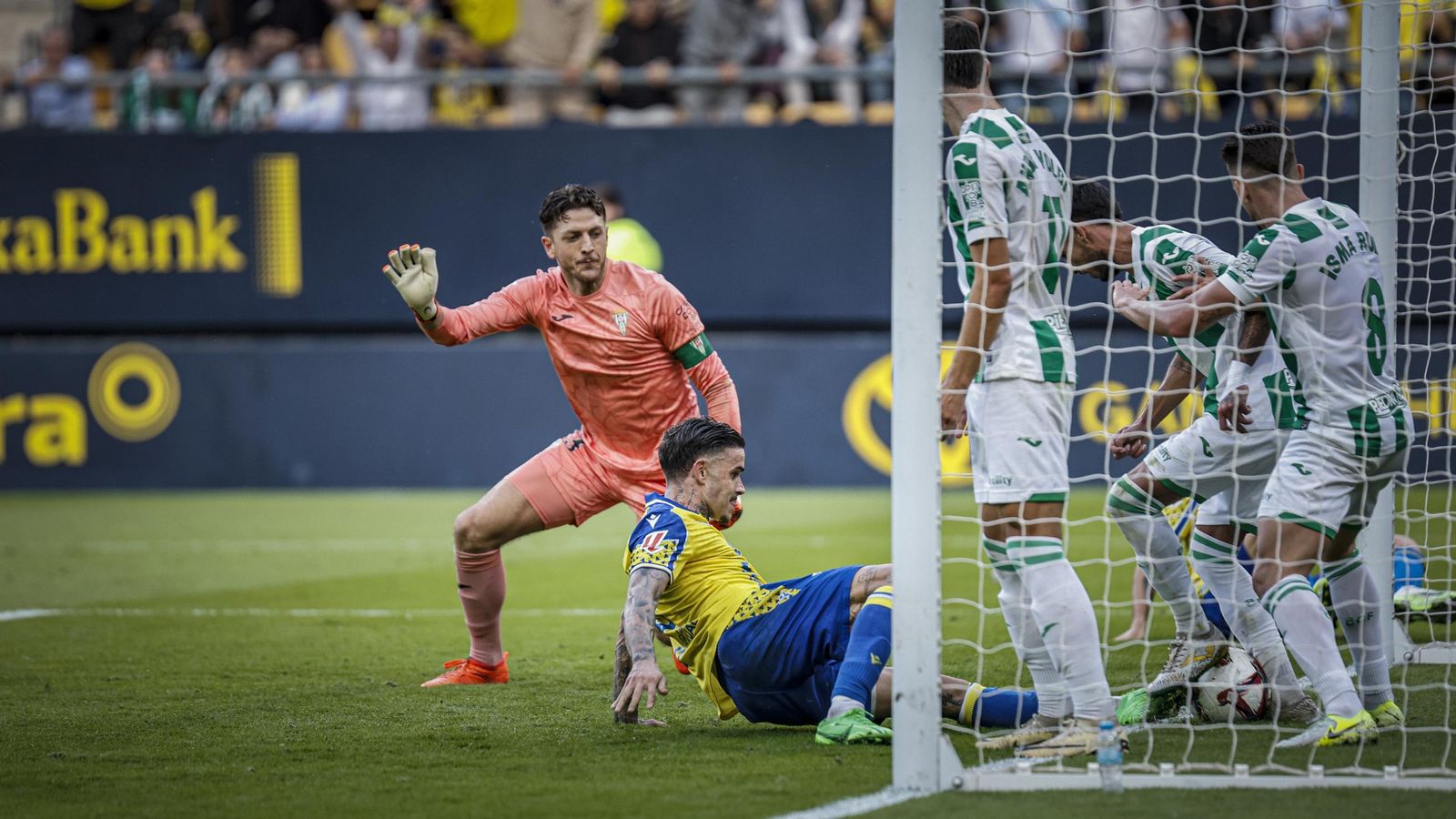 Búscate entre las imágenes del partido de fútbol entre Cádiz CF y Córdoba CF