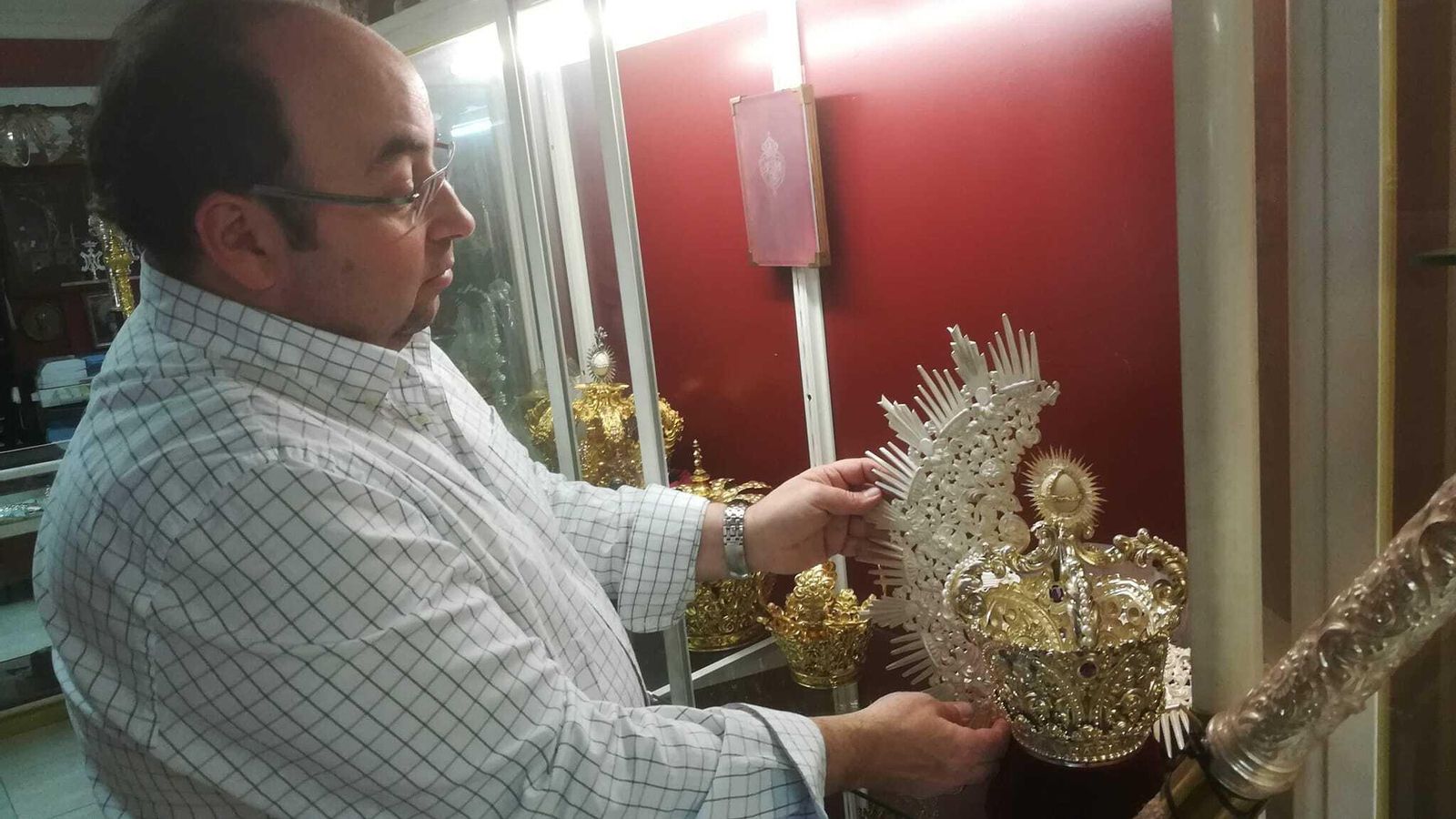 Las piezas de orfebrería también forman parte del ajuar de la imagen. Las piezas de orfebrería también forman parte del ajuar de la imagen.