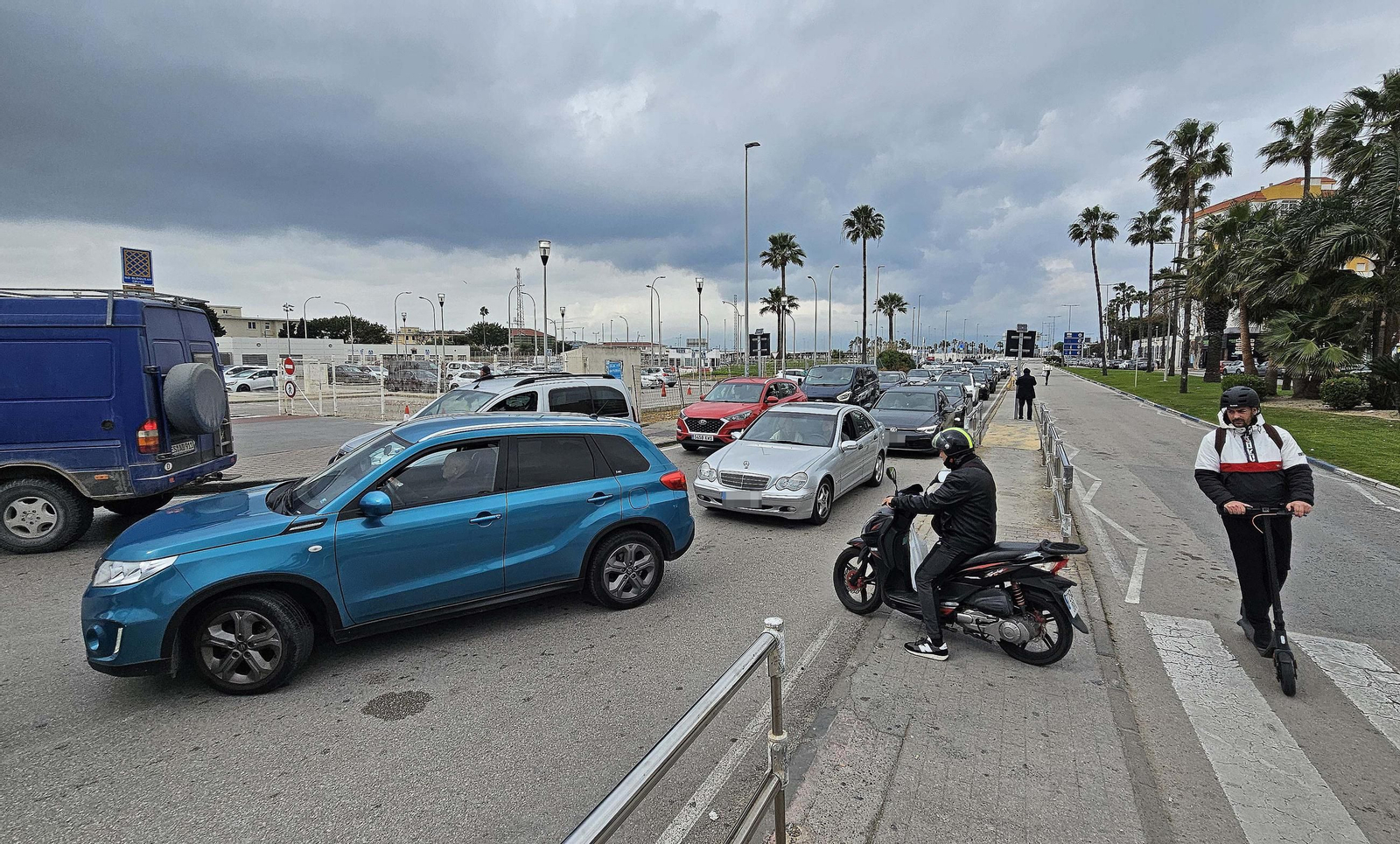 Fotos de las colas de vehículos originadas por el control y sellado de pasaportes en la Verja de Gibraltar