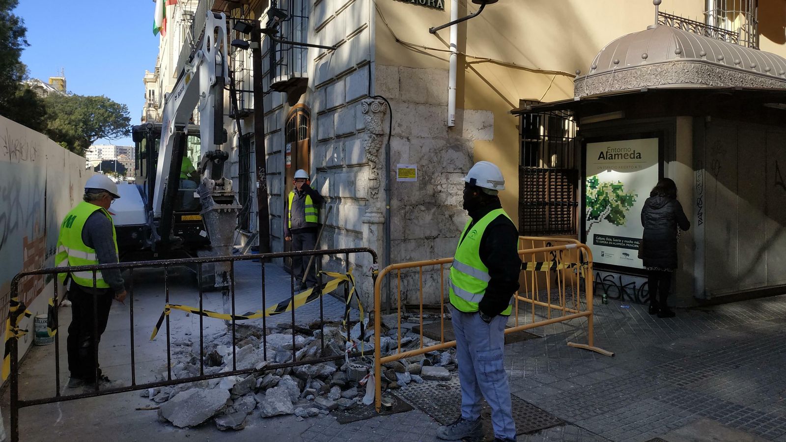 Tareas de reurbanización en el lateral norte de la Alameda, junto a la sede de la Delegación del Gobierno de la Junta.