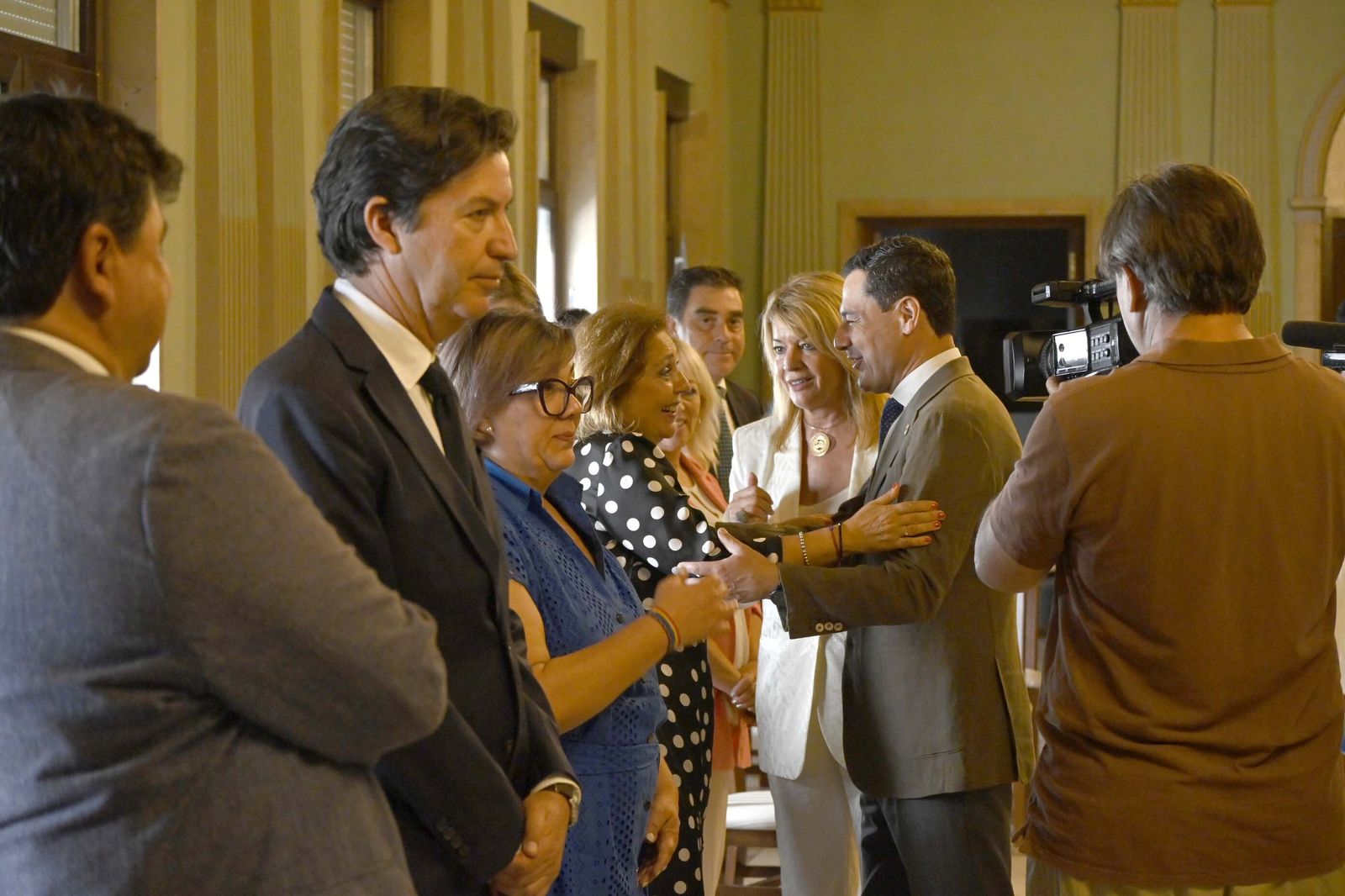 Visita de Juanma Moreno al Ayuntamiento de Huelva, en Imágenes