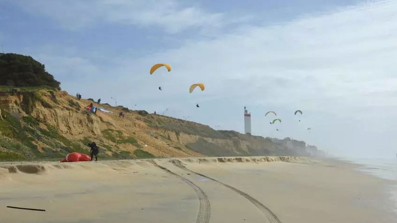 Salto en parapente en la playa de Matalascañas