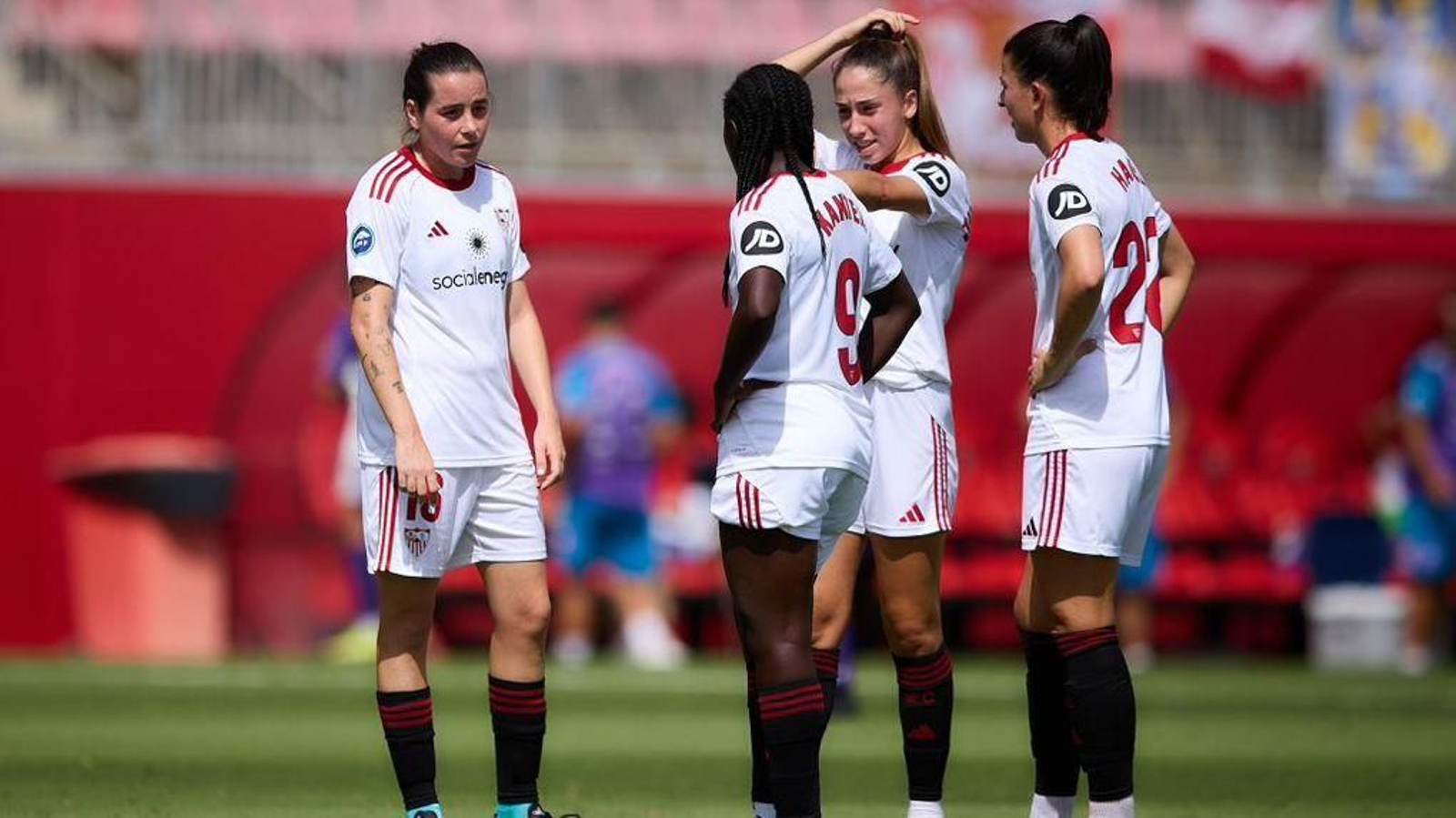 Las jugadoras del Sevilla Femenino se dan instrucciones tras recibir uno de los goles.