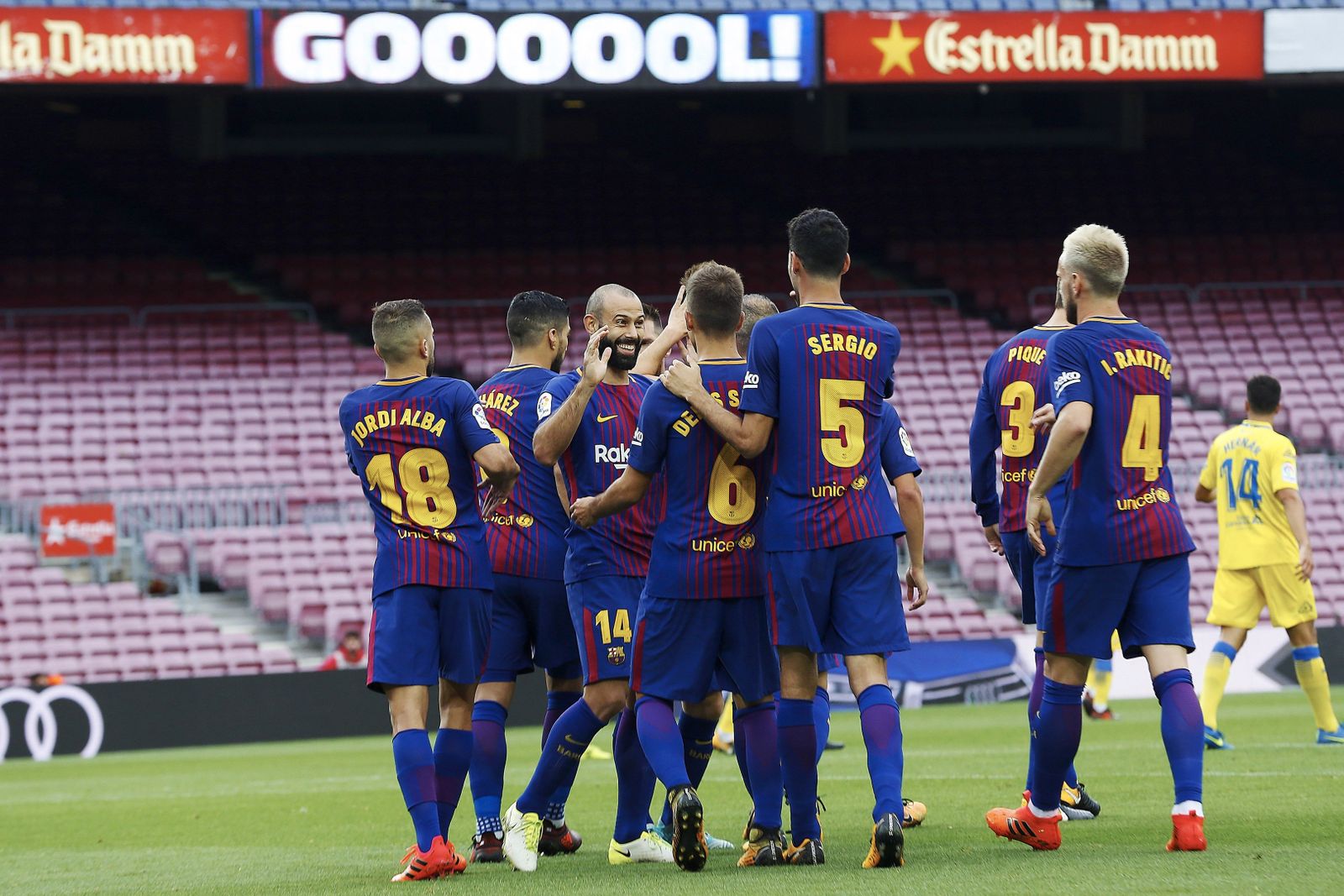 Jugadores del Barcelona celebran el gol de Busquets en un Camp Nou vacío.