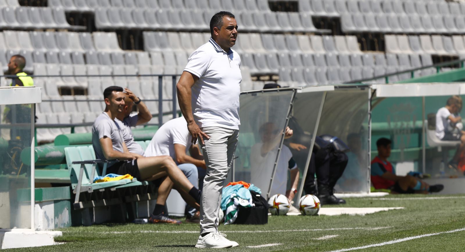 Germán Crespo  sigue desde su zona la evolución del partido.