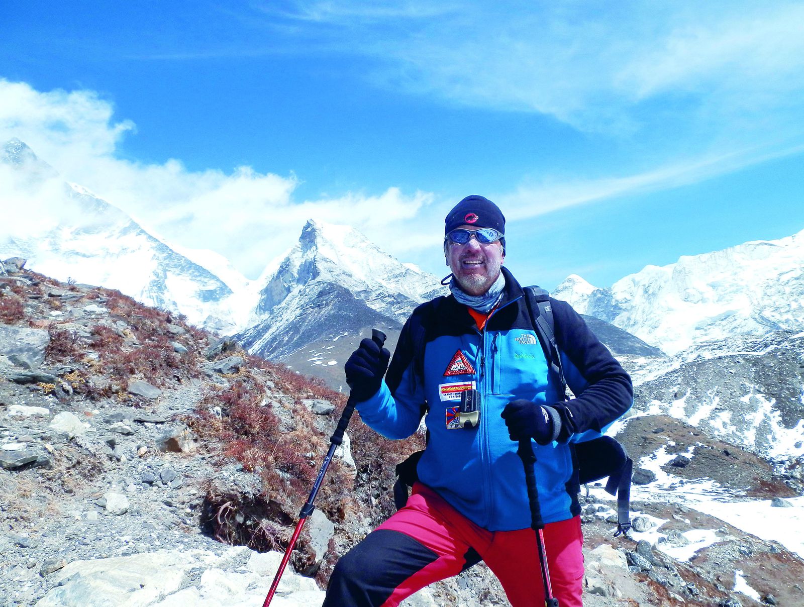 José Manuel Jiménez posa en una de sus anteriores presencias en el Himalaya con parte de la cordillera como fondo.