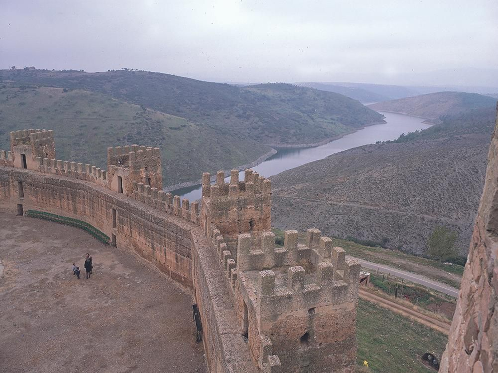 Vistas al pantano desde el Castillo de Burgalimar.