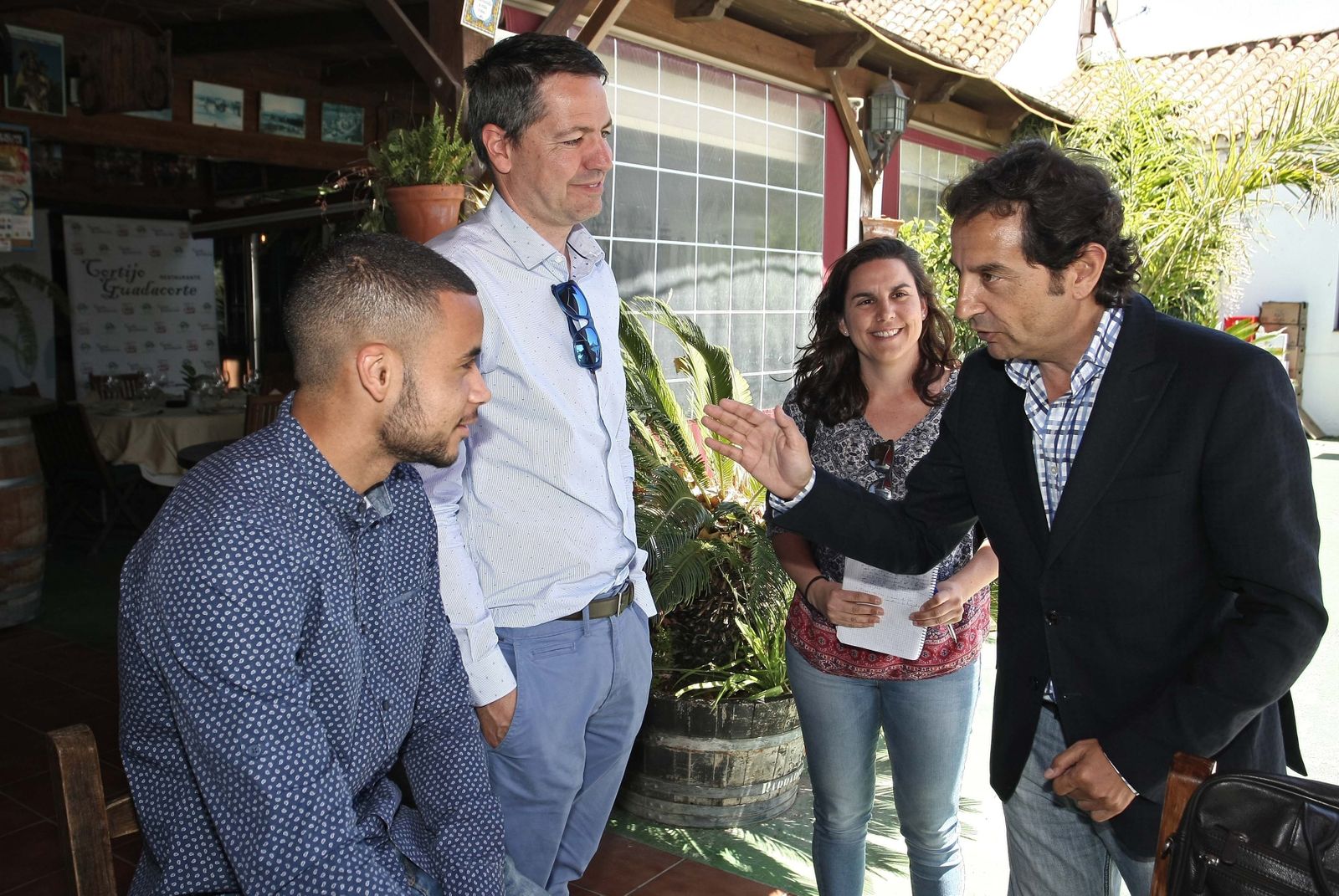 José Luis Lara se dirige a Pablo Ganet, minutos antes de la tertulia.