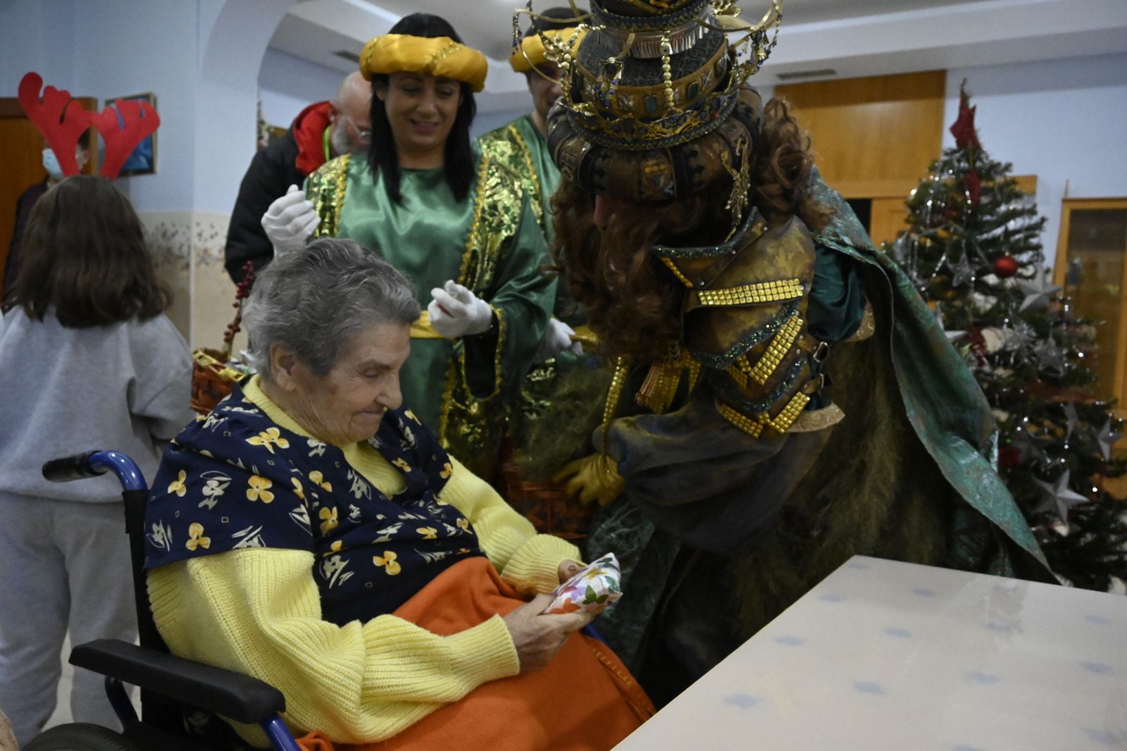 Visita de los Reyes Magos a los ancianos de los asilos de Huelva, en imágenes