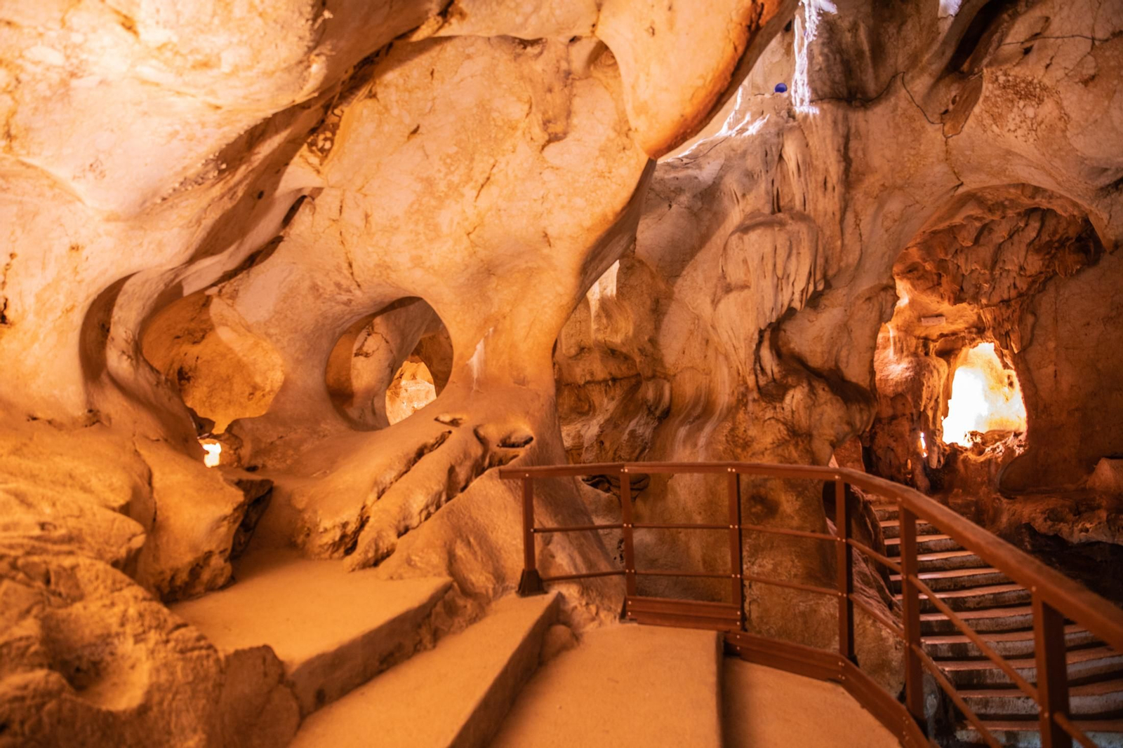 El interior de la Cueva del Tesoro, en Rincón de la Victoria.
