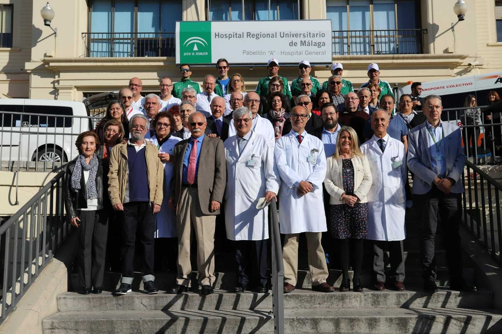 Foto de familia por la celebración de 40 años de trasplantes en Málaga.