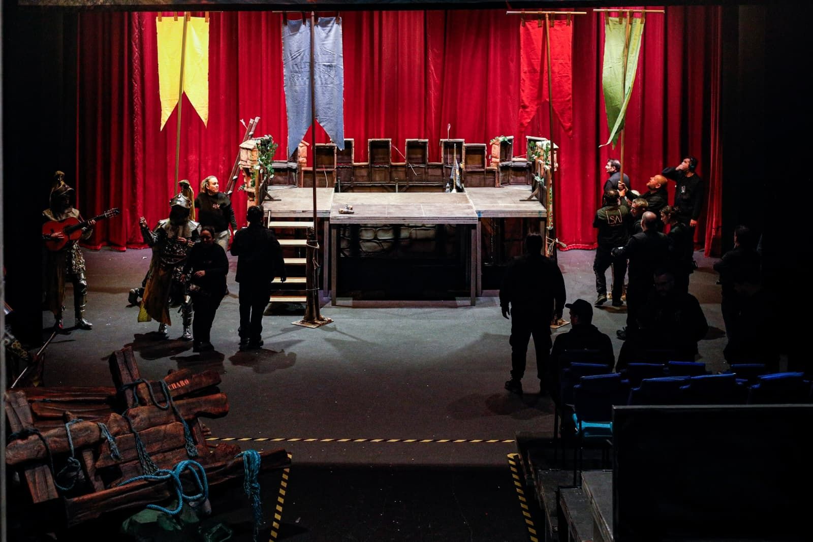 El escenario del Teatro Falla durante el montaje de la pues en escena de la chirigota de Écija en la noche del martes.