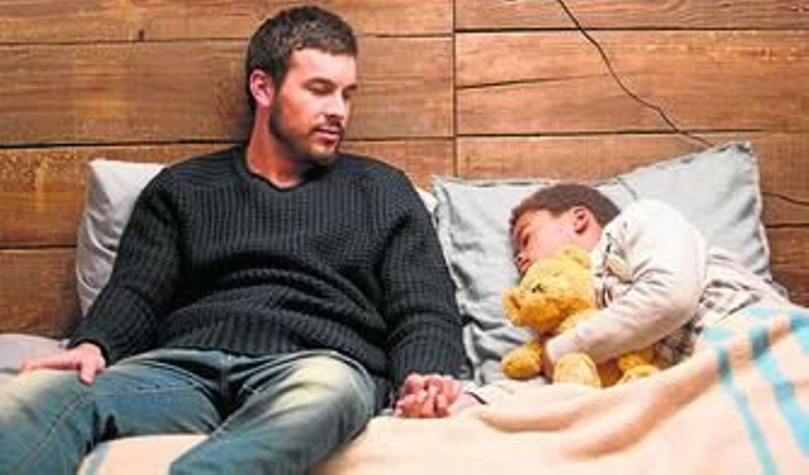 Mario Casas y Larsson do Amaral, en 'Ismael'.