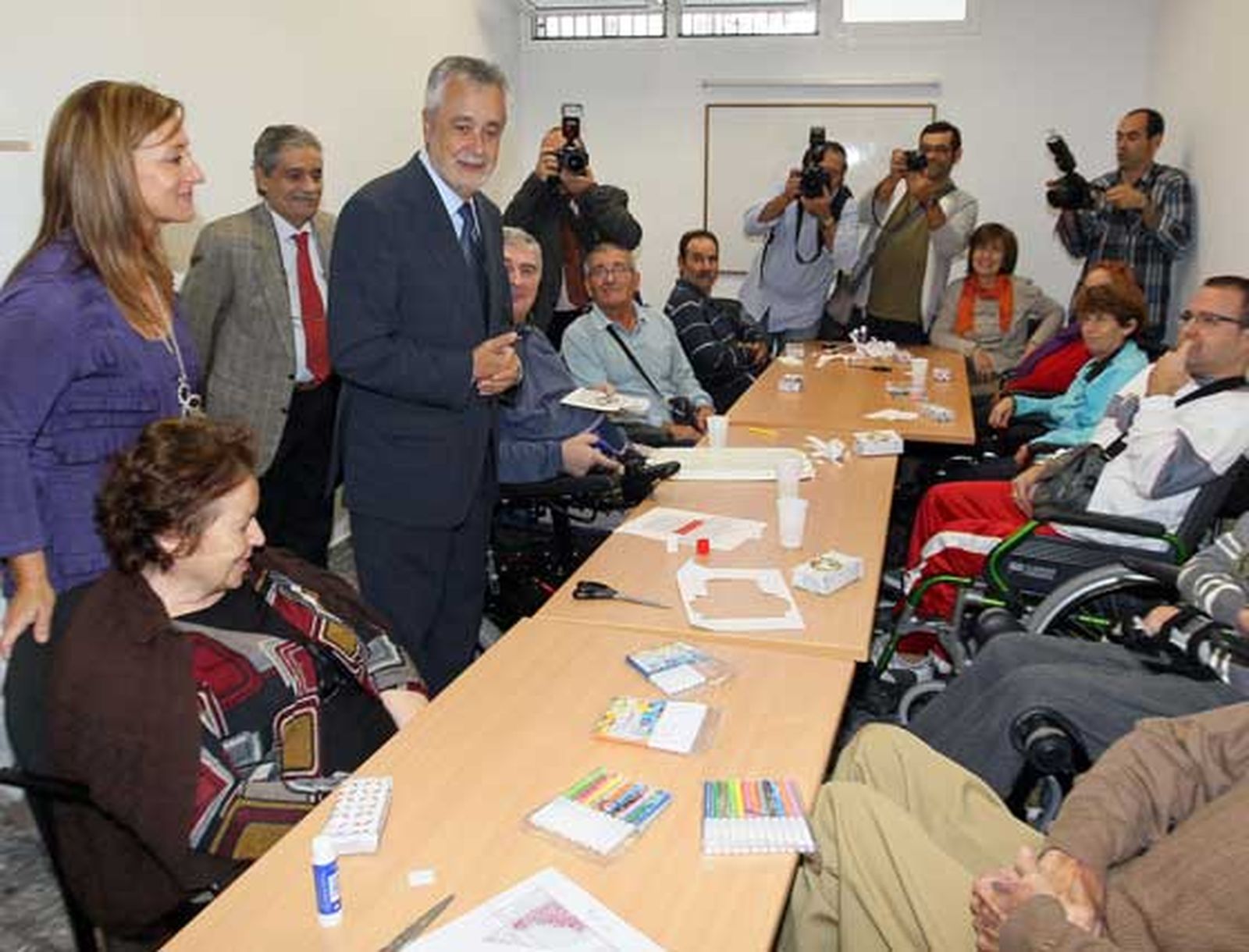 Griñán y Sánchez compartieron además parte de la mañana con los usuarios del centro de atención a enfermos con esclerosis múltiple 'Alfonso Perales'

Foto: Miguel Angel Gonzalez