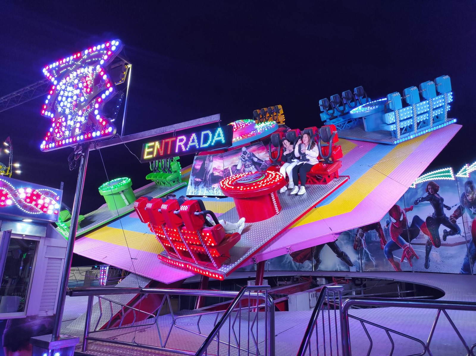 Take Off es un zig-zag que alcanza casi los 90 grados. Mira a un punto fijo justo enfrente para procurar no marearte.