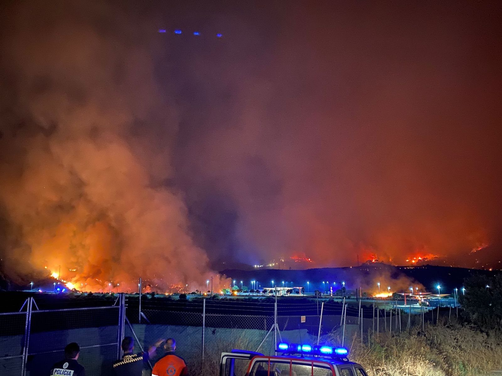 Vista del incendio de Sierra Bermeja en la madrugada del pasado jueves.