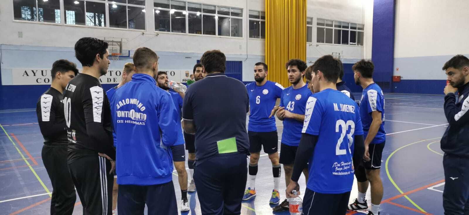 Los jugadores del BM Montequinto escuchan las instrucciones de Ricardo Márquez.