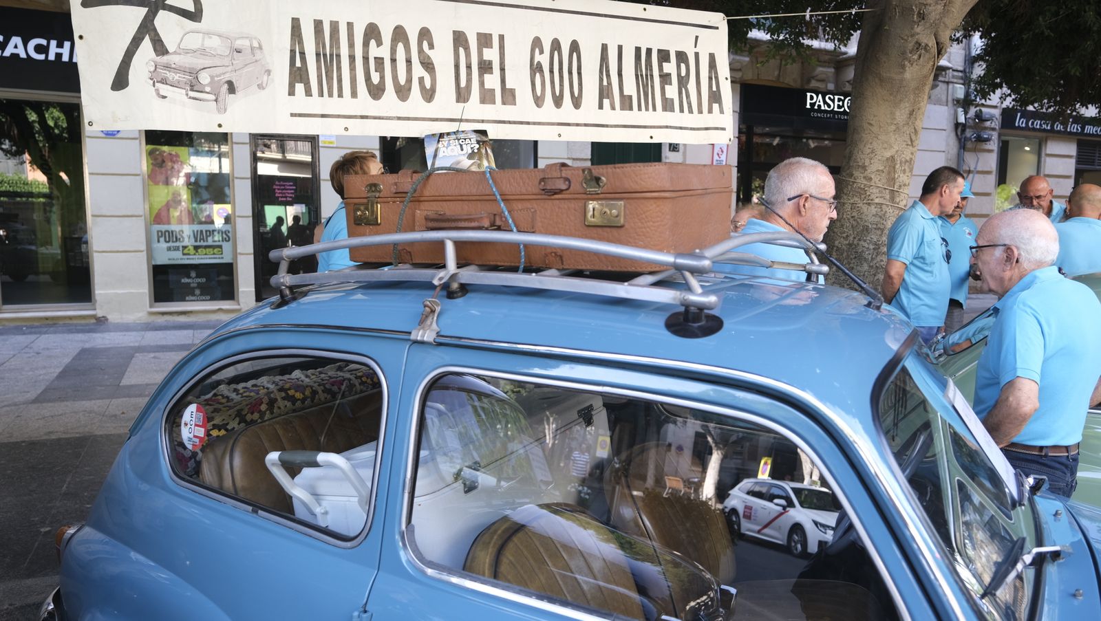 Imágenes de la exposición de Amigos del Seat 600 y Mini Cooper, en la Feria de Almería