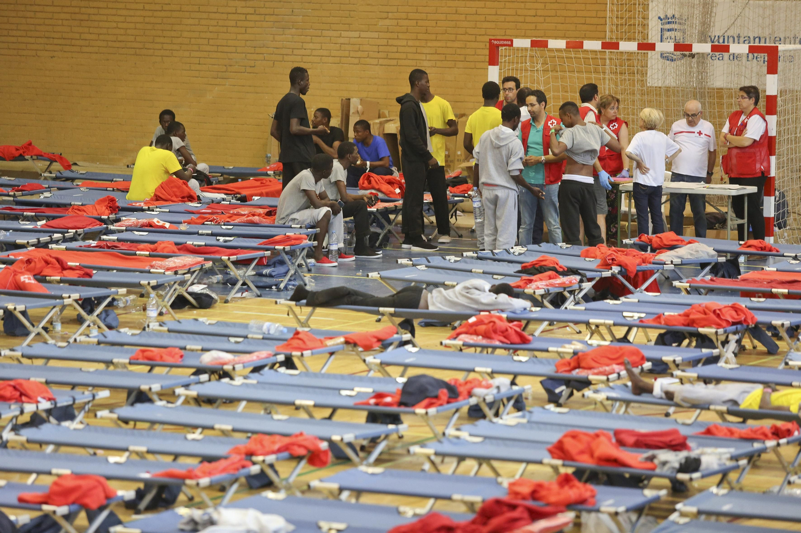 Camillas sobre la pista del polideportivo de Tiro de Pichón donde a finales de junio estuvieron alojados 171 inmigrantes.