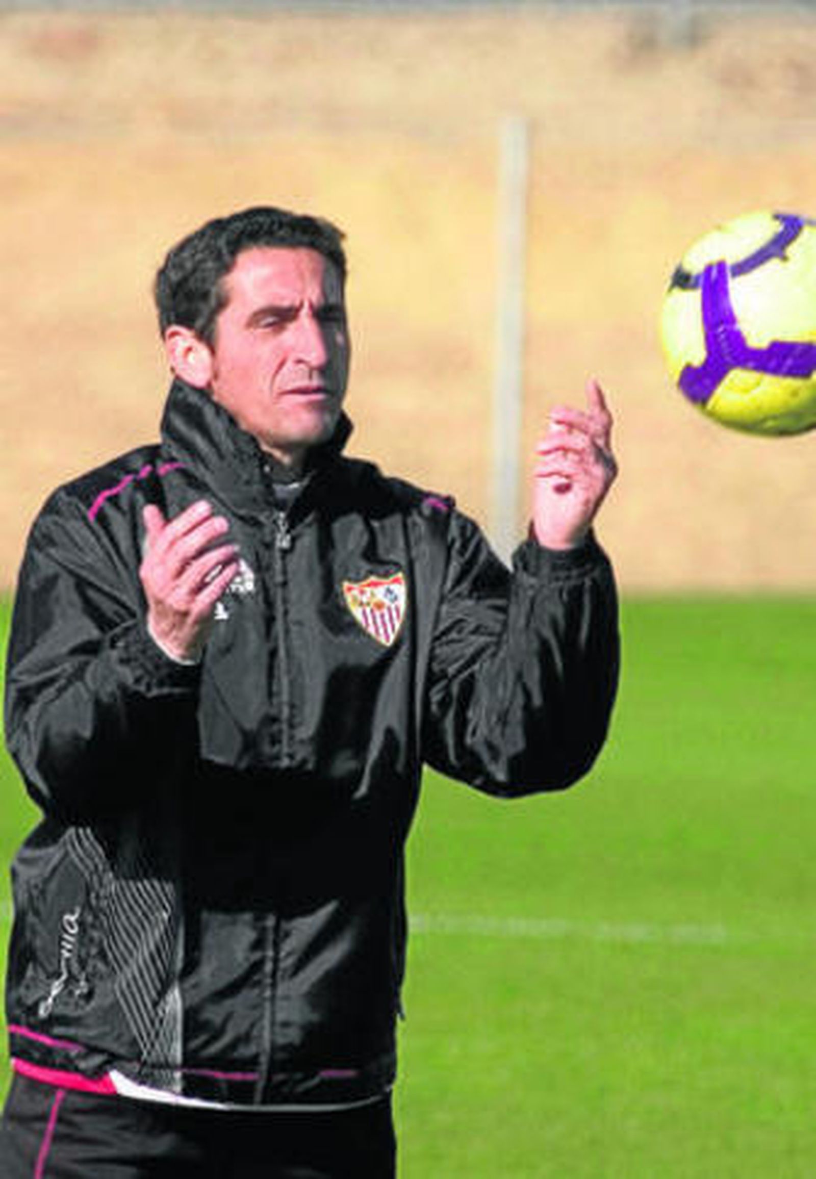 Manuel Jiménez juega con un balón durante una sesión preparatoria.