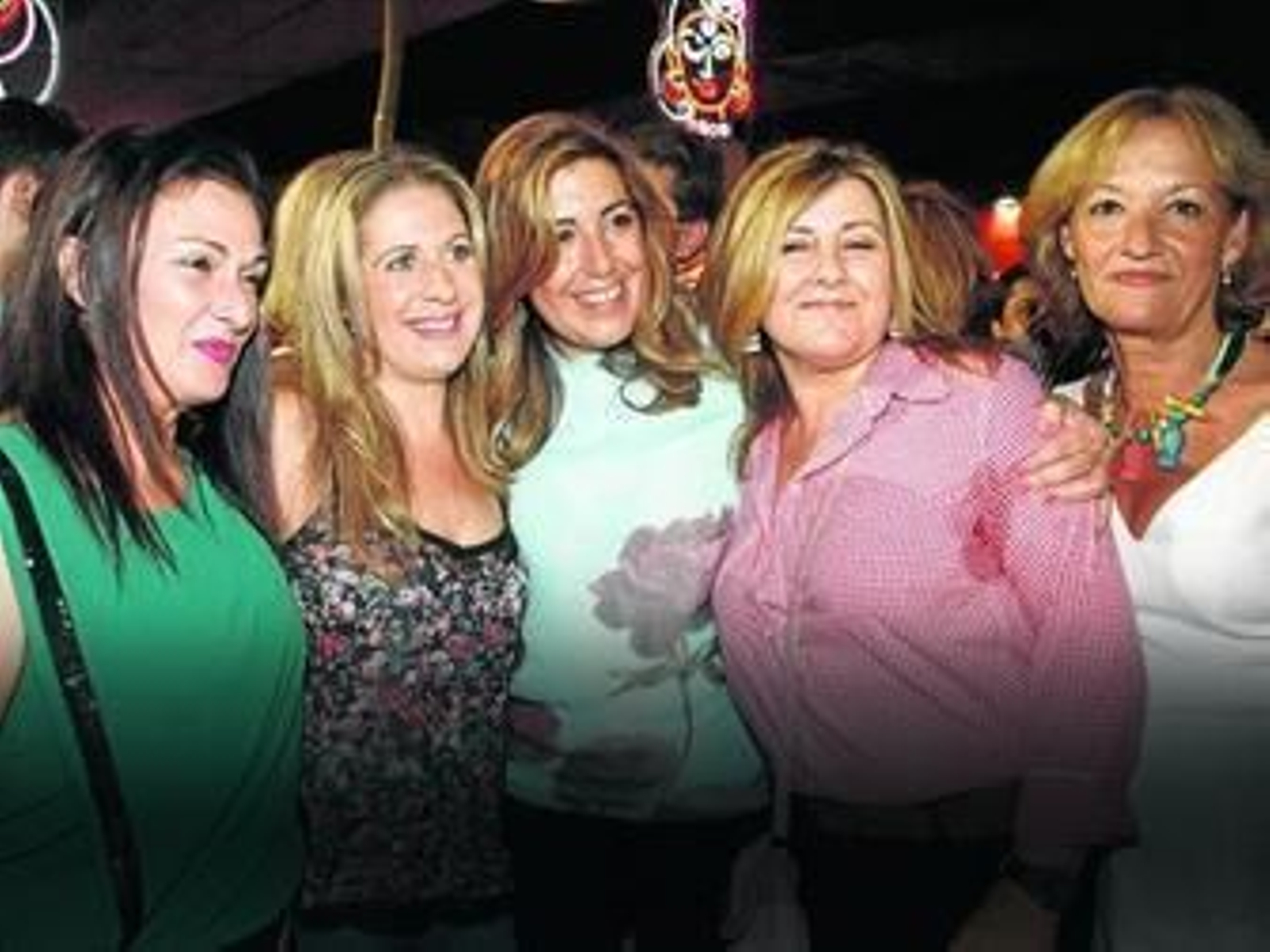 Antes de realizar la entrada a la caseta, Susana Díaz se enfrentó a decenas de selfies de militantes y ciudadanos anónimos.