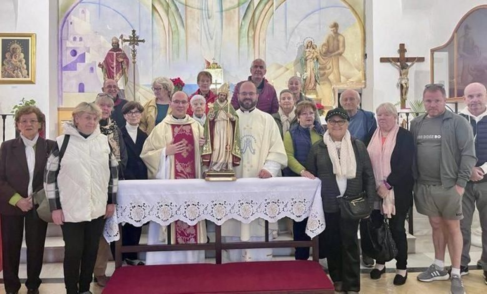 Los irlandeses de Mojácar rinden culto a la nueva imagen de San Patricio