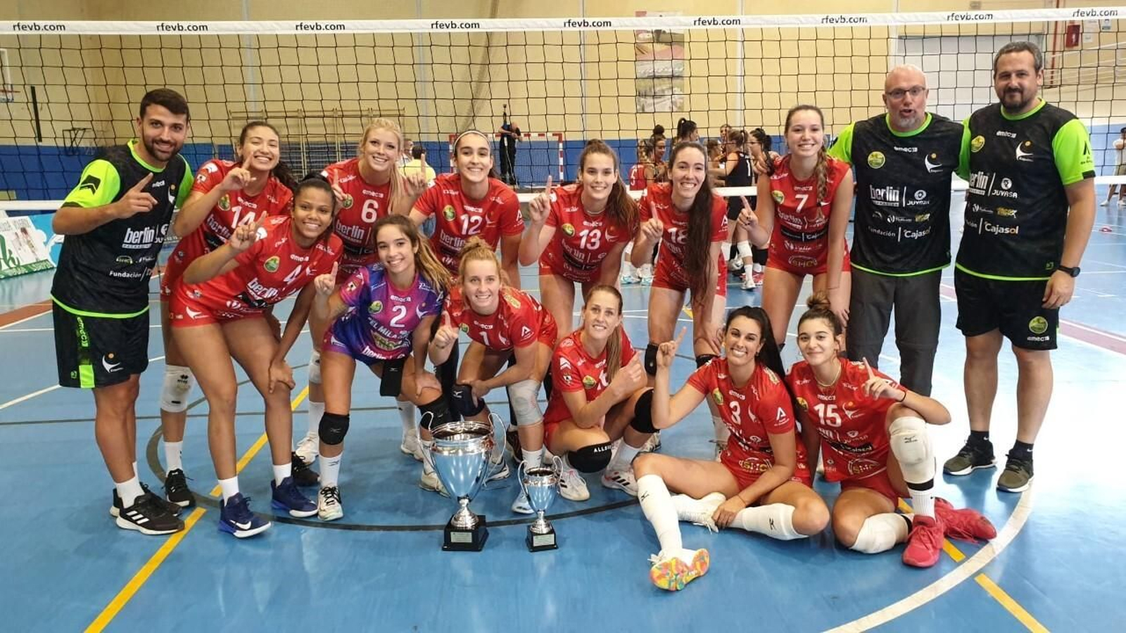 La plantilla y técnicos del Esquimo, con el título de campeón de la Copa de Andalucía.