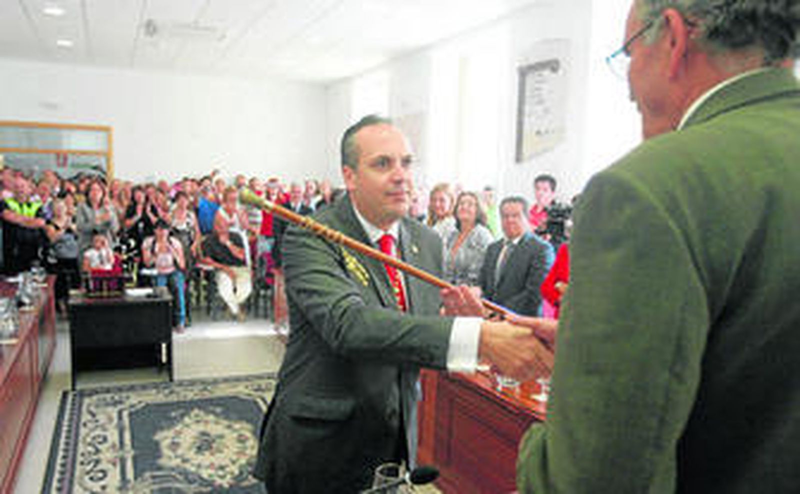El socialista Juan Carlos Ruiz Boix, nuevo alcalde de San Roque, toma el bastón de mando de manos de Fernando Palma (PP), ayer.