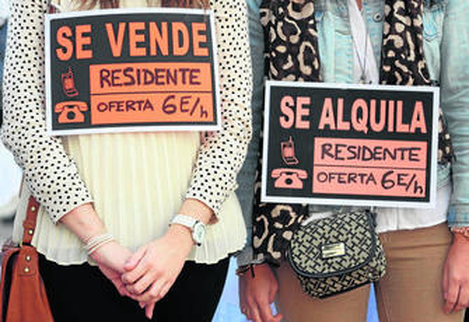 Dos residentes durante una de las protestas que ha protagonizado el colectivo en los últimos días.