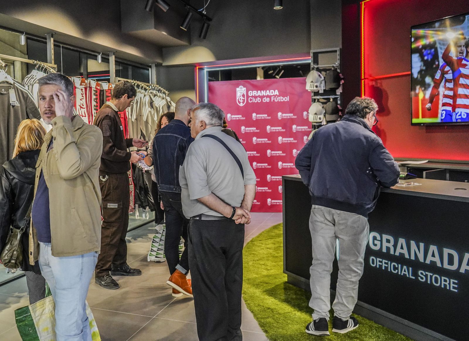 Conoce la nueva tienda del Granada en el centro