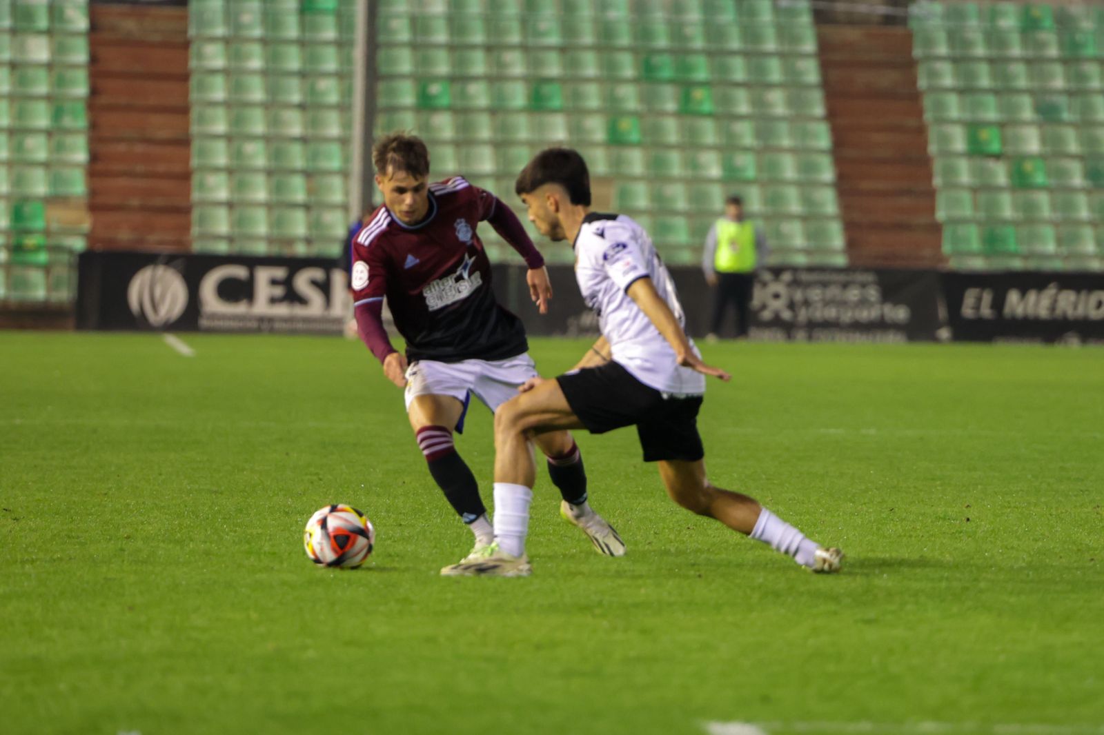 Un momento del encuentro entre el Mérida y el Recre en el Romano.