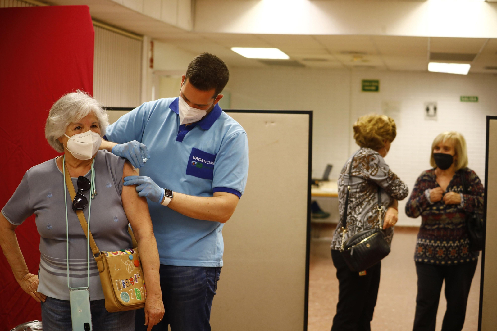 Una persona recibe la vacuna contra el coronavirus en Córdoba.