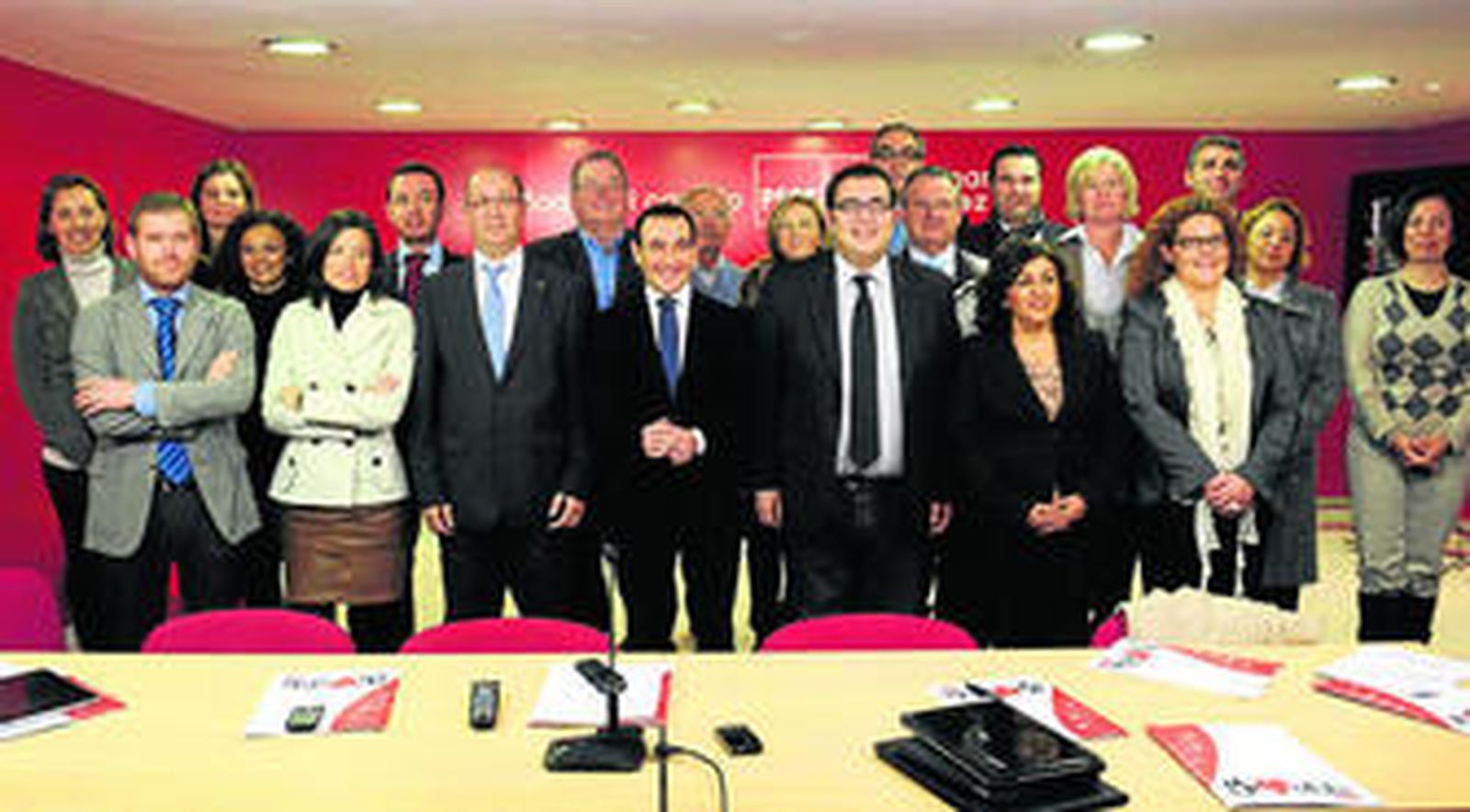 El grupo casi al completo posa en la sala de prensa al término de la comparecencia ante los medios.