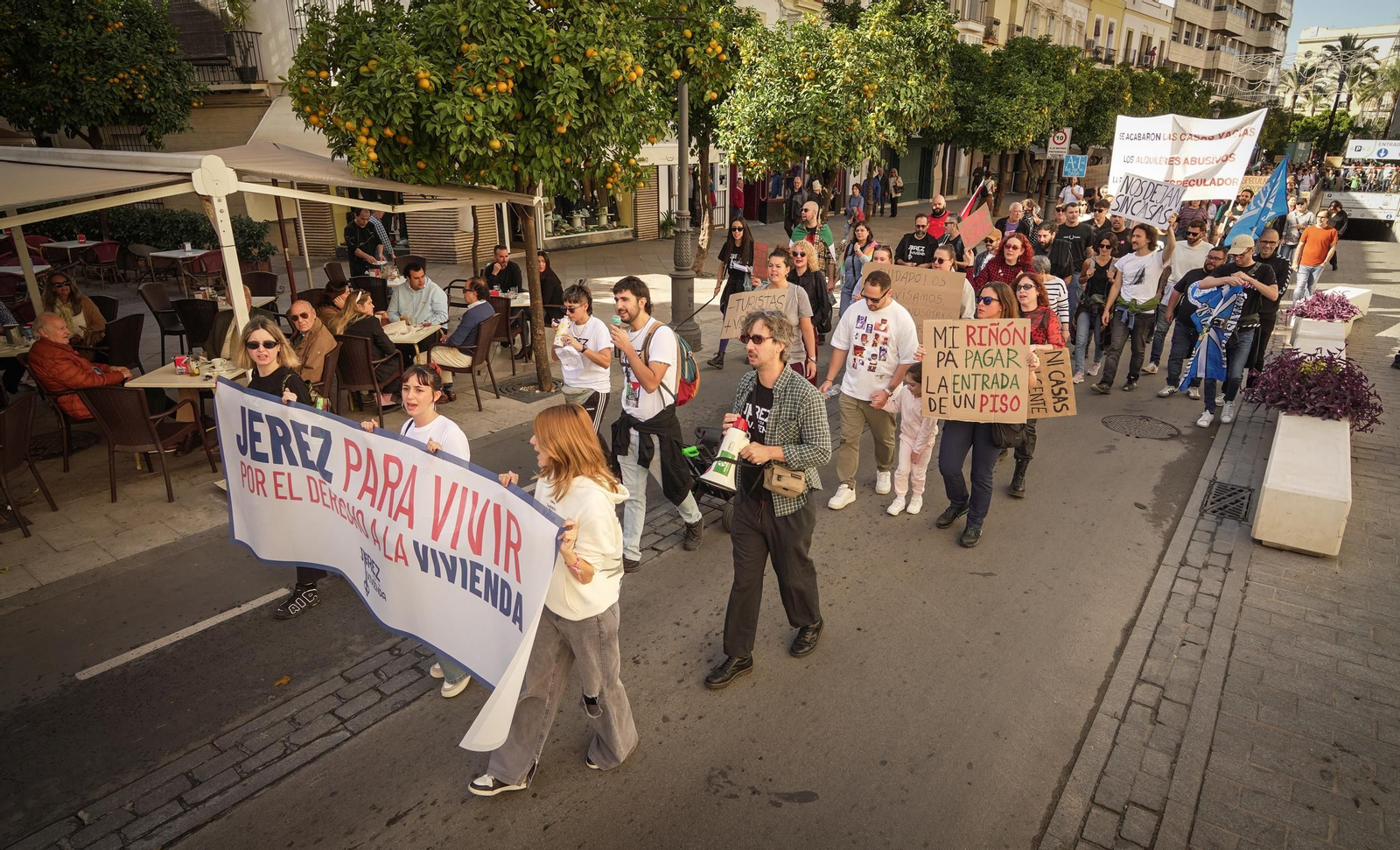 Imágenes de la numerosa participación en la manifestación 'Jerez por la Vivienda'