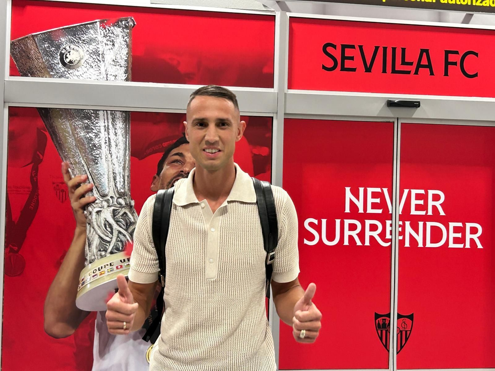 La llegada de Vladochimos al aeropuerto de Sevilla