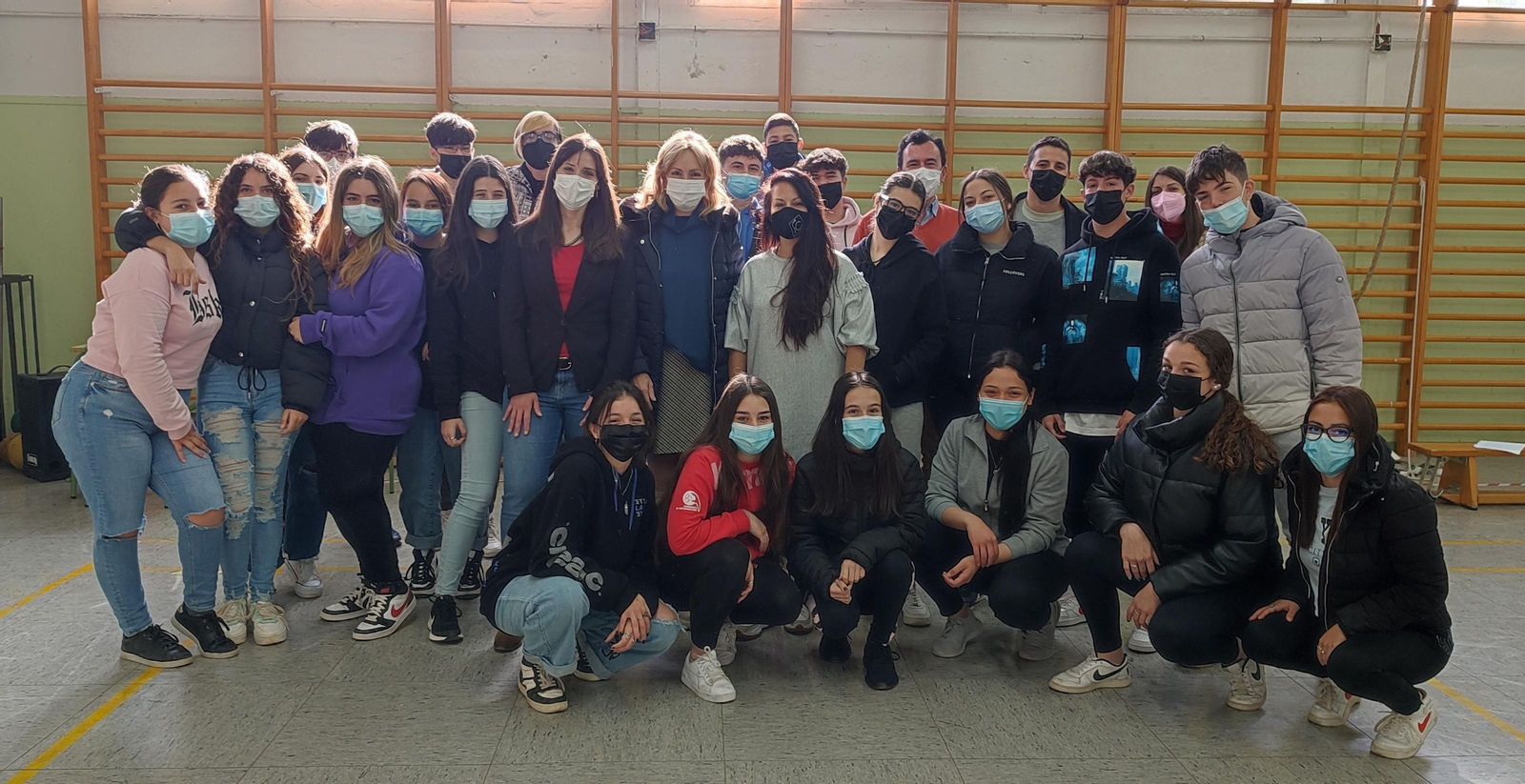 La delegada, en su visita al taller impartido por Mercedes de Córdoba en el instituto Blas Infante.